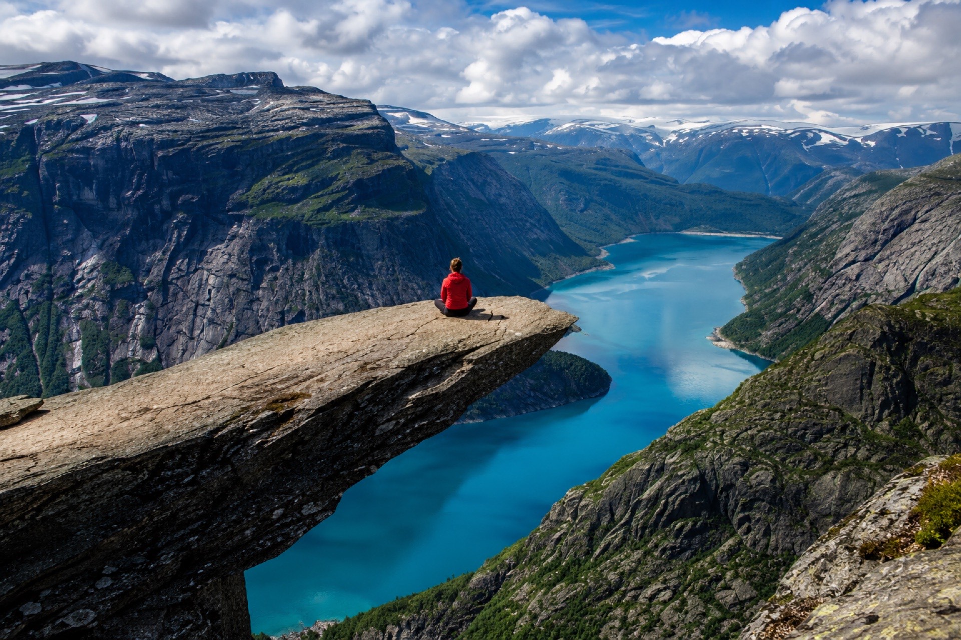 Trolltunga – skalna półka nad jeziorem